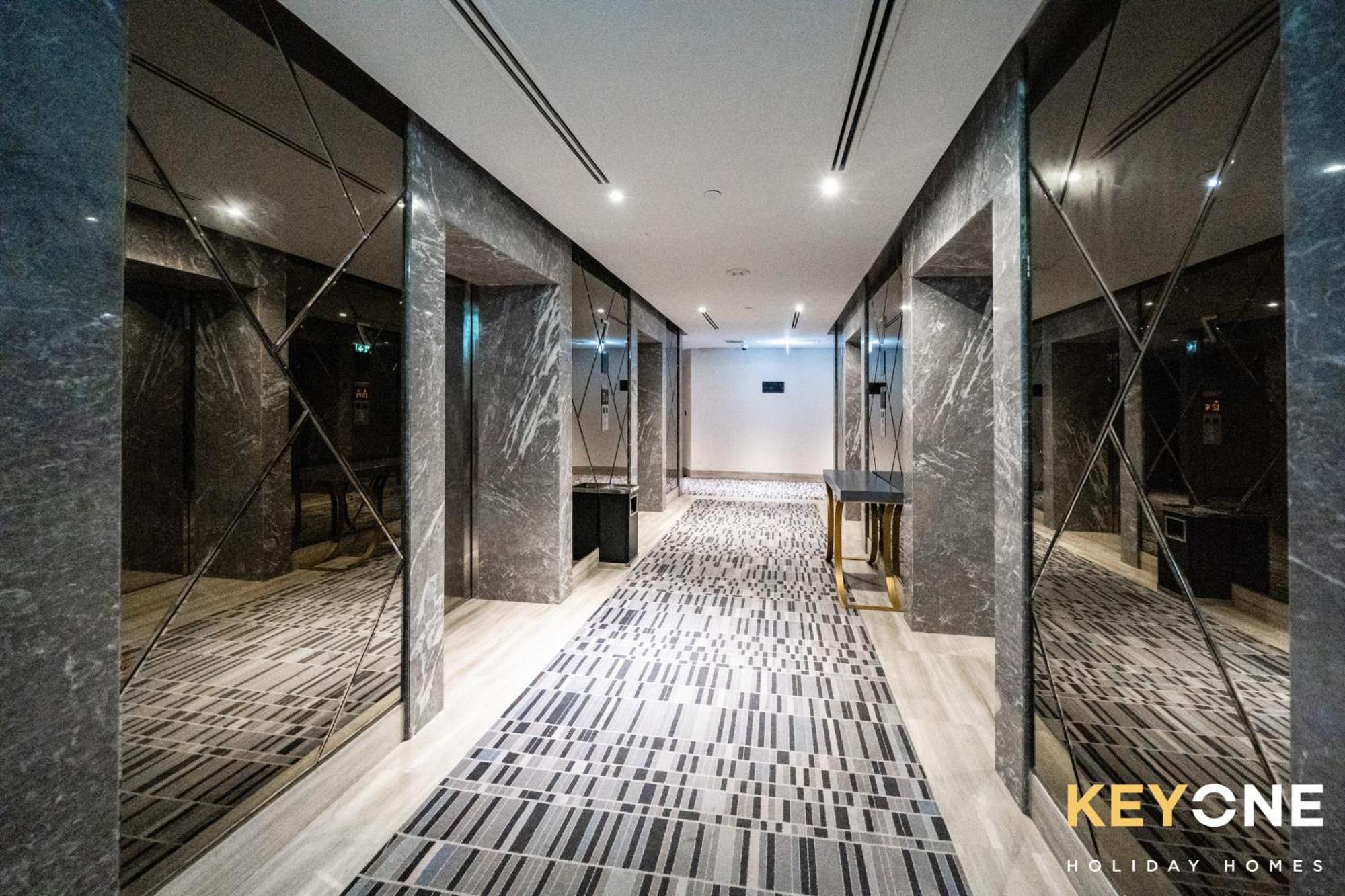 Sleek Studio In Prive With Stunning Canal View 두바이 외부 사진