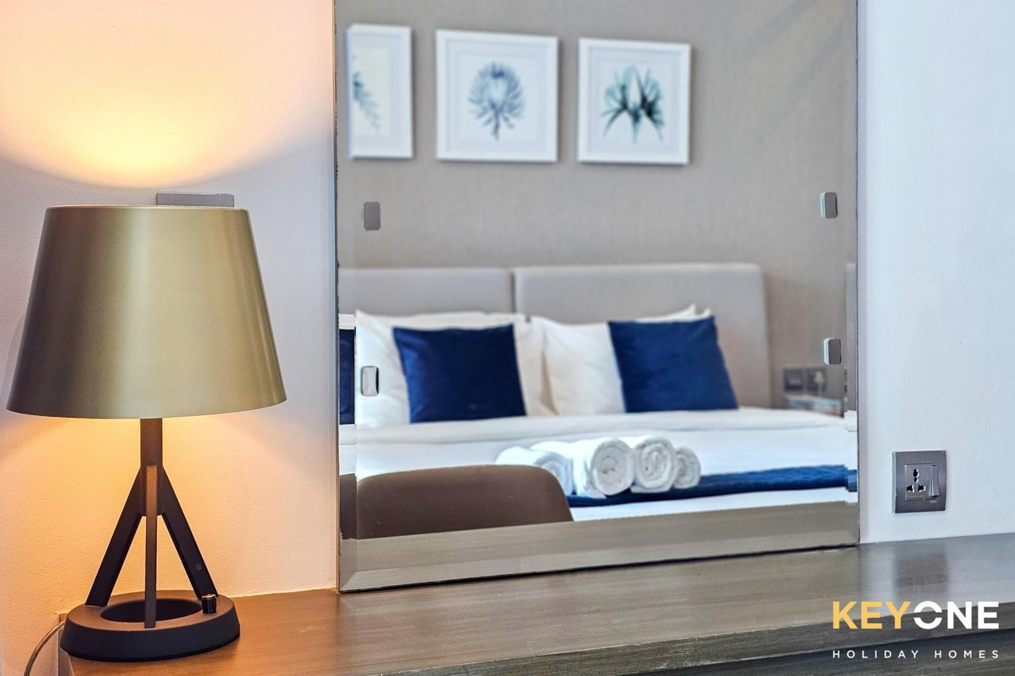Sleek Studio In Prive With Stunning Canal View 두바이 외부 사진